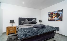 Hout Bay Gem - Elise Way